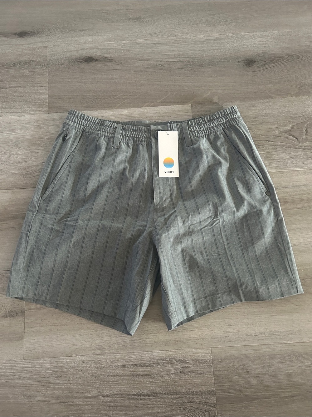 Vuori Grey Pinstripe Men's Shorts 5” size M nwt